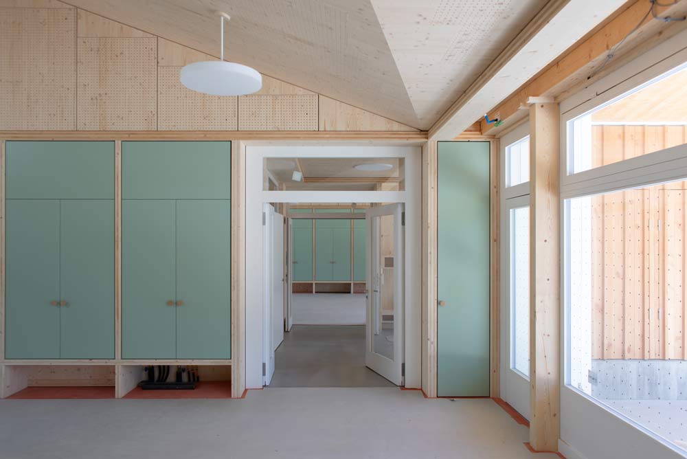 Wände und schraege Decke aus Brettsperrholz CLT von Balteschwiler AG in einem Schulhaus